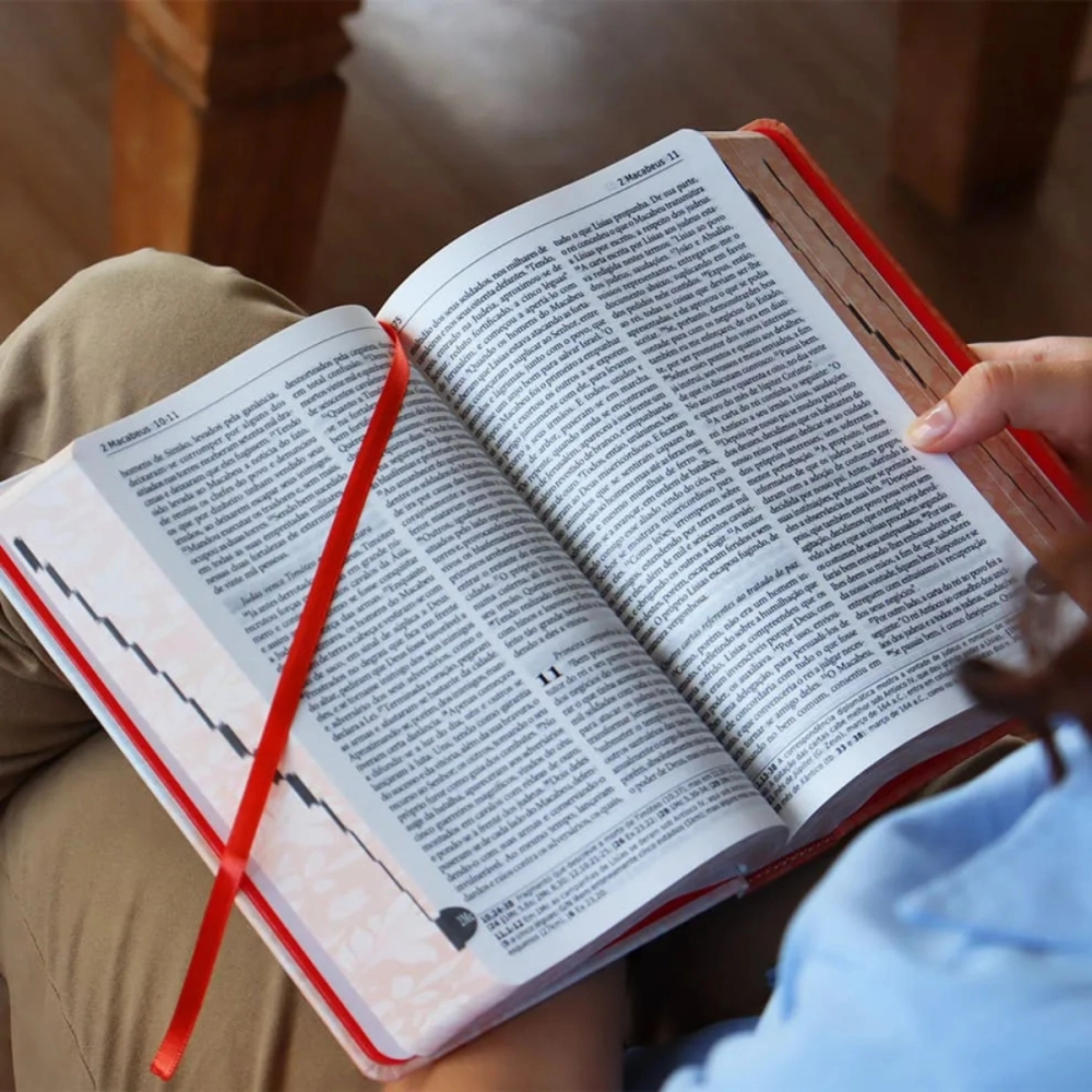 Bíblia Sagrada Tradução Oficial da CNBB  - Capa Salmão - Feminina