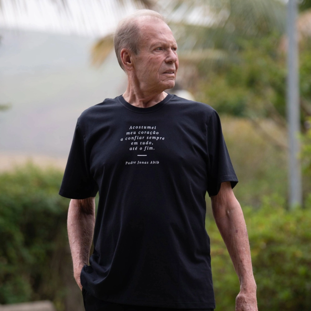 Camiseta Acostumei Meu Coração a Confiar - Padre Jonas Abib Camiseta Acostumei Meu Coração a Confiar - Padre Jonas Abib