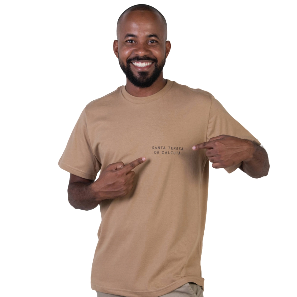 Camiseta As Mãos Que Ajudam São Mais Sagradas do Que os Lábios Que Rezam - Santa Teresa de Calcutá Camiseta As Mãos Que Ajudam São Mais Sagradas do Que os Lábios Que Rezam - Santa Teresa de Calcutá