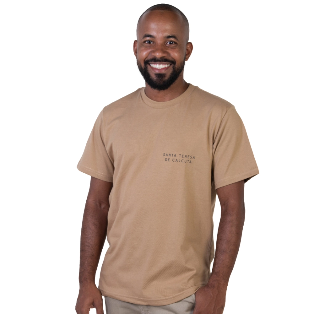 Camiseta As Mãos Que Ajudam São Mais Sagradas do Que os Lábios Que Rezam - Santa Teresa de Calcutá Camiseta As Mãos Que Ajudam São Mais Sagradas do Que os Lábios Que Rezam - Santa Teresa de Calcutá