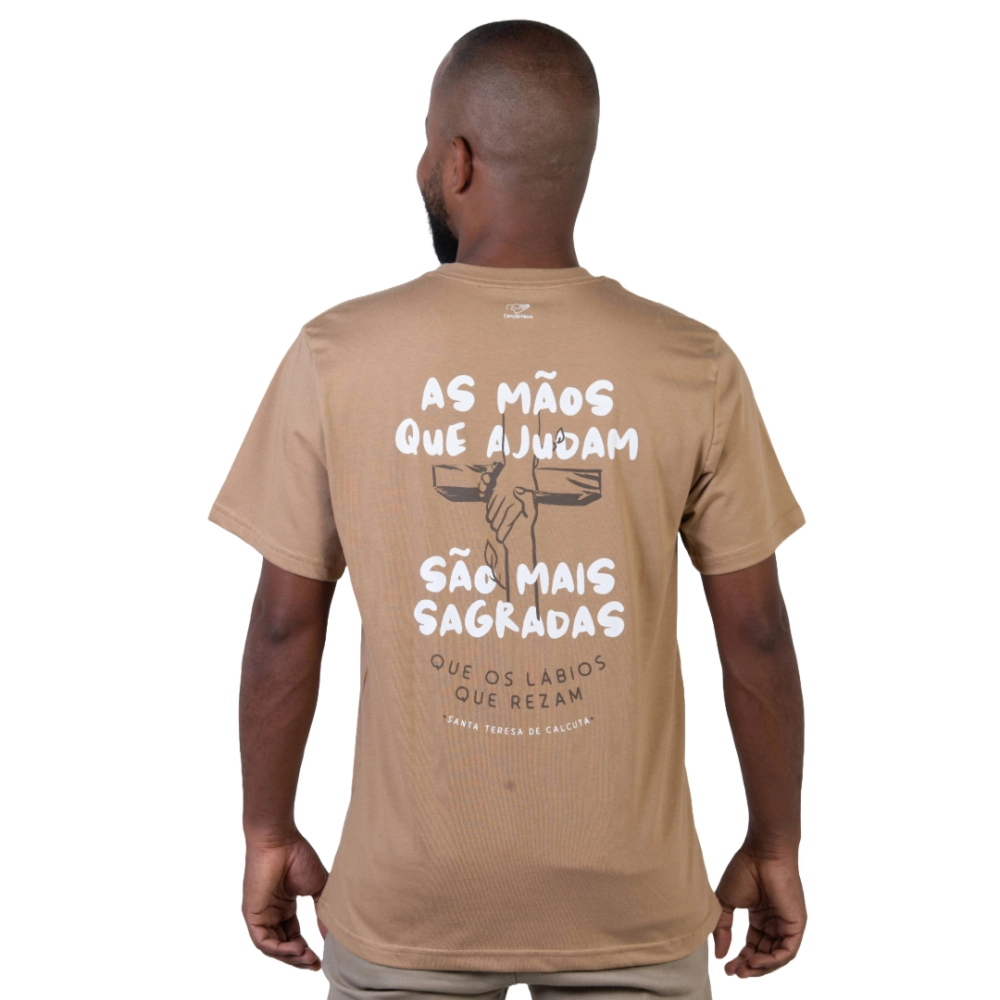 Camiseta As Mãos Que Ajudam São Mais Sagradas do Que os Lábios Que Rezam - Santa Teresa de Calcutá Camiseta As Mãos Que Ajudam São Mais Sagradas do Que os Lábios Que Rezam - Santa Teresa de Calcutá