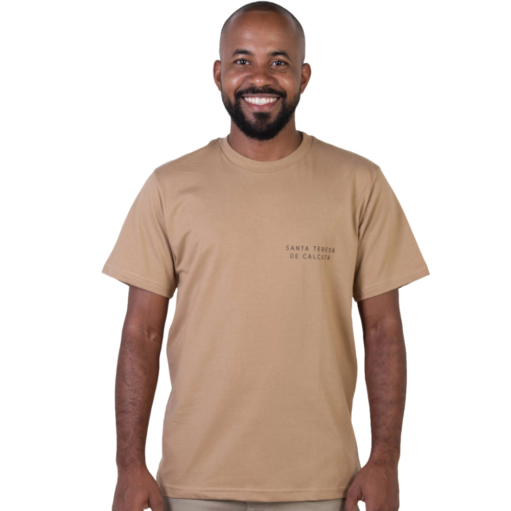 Camiseta As Mãos Que Ajudam São Mais Sagradas do Que os Lábios Que Rezam - Santa Teresa de Calcutá Camiseta As Mãos Que Ajudam São Mais Sagradas do Que os Lábios Que Rezam - Santa Teresa de Calcutá