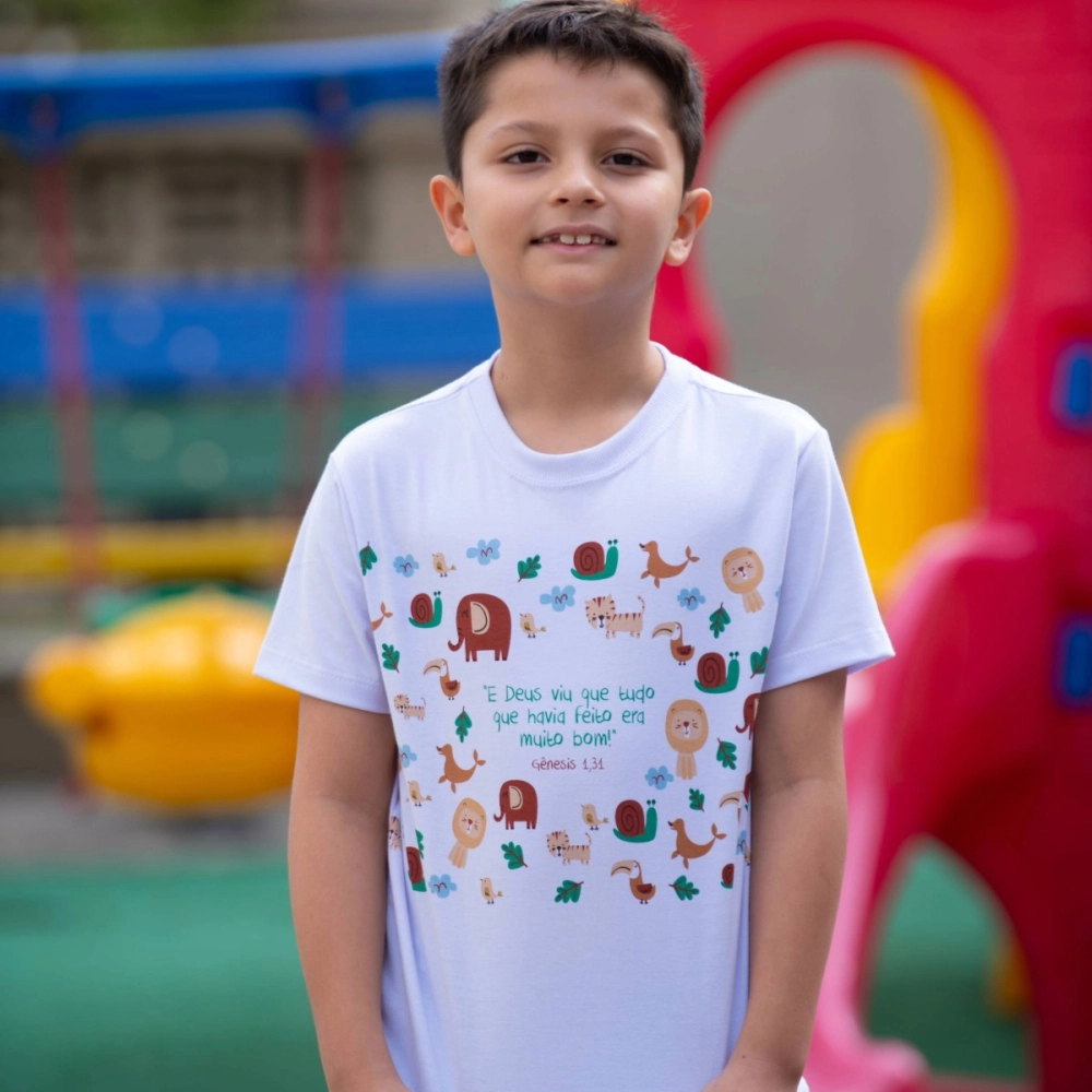 Camiseta Infantil e Deus Viu que Tudo que Havia Feito era Muito Bom Camiseta Infantil e Deus Viu que Tudo que Havia Feito era Muito Bom
