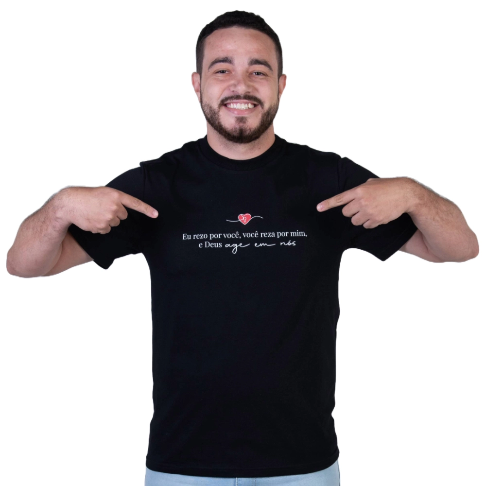 Camiseta Namorados - Eu Rezo Por Você, Você Reza Por Mim e Deus Age Em Nós Camiseta Namorados - Eu Rezo Por Você, Você Reza Por Mim e Deus Age Em Nós