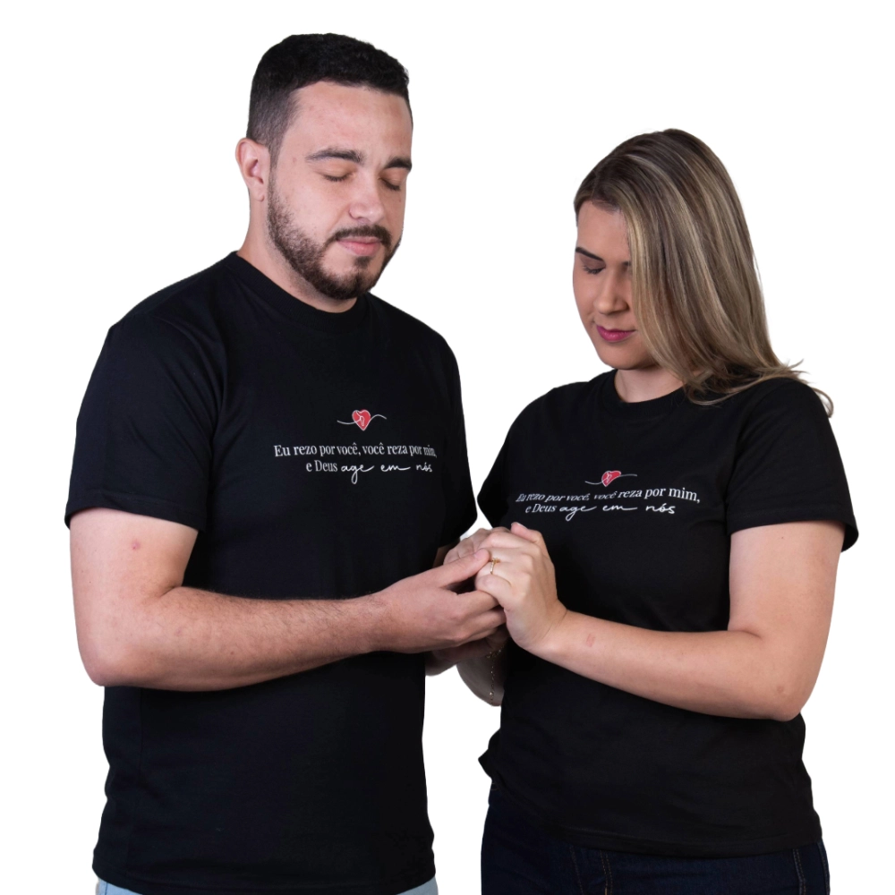 Camiseta Namorados - Eu Rezo Por Você, Você Reza Por Mim e Deus Age Em Nós Camiseta Namorados - Eu Rezo Por Você, Você Reza Por Mim e Deus Age Em Nós