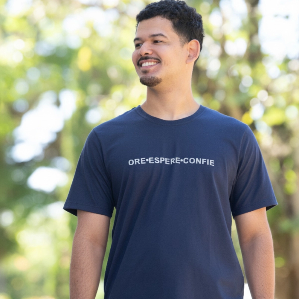 Camiseta Ore, Espere e Confie Camiseta Ore, Espere e Confie
