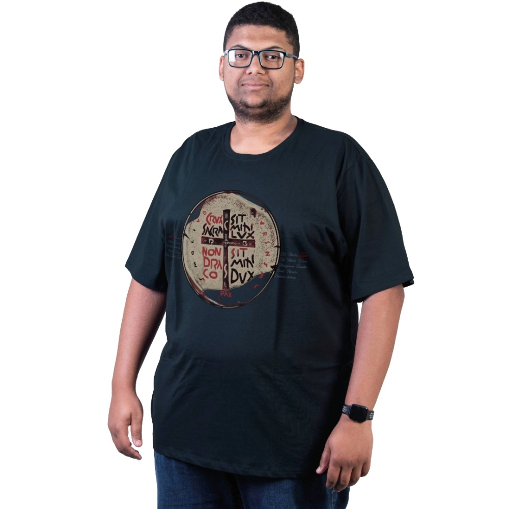 Camiseta Plus Size Medalha das Duas Cruzes - Marinho Safira Camiseta Plus Size Medalha das Duas Cruzes - Marinho Safira