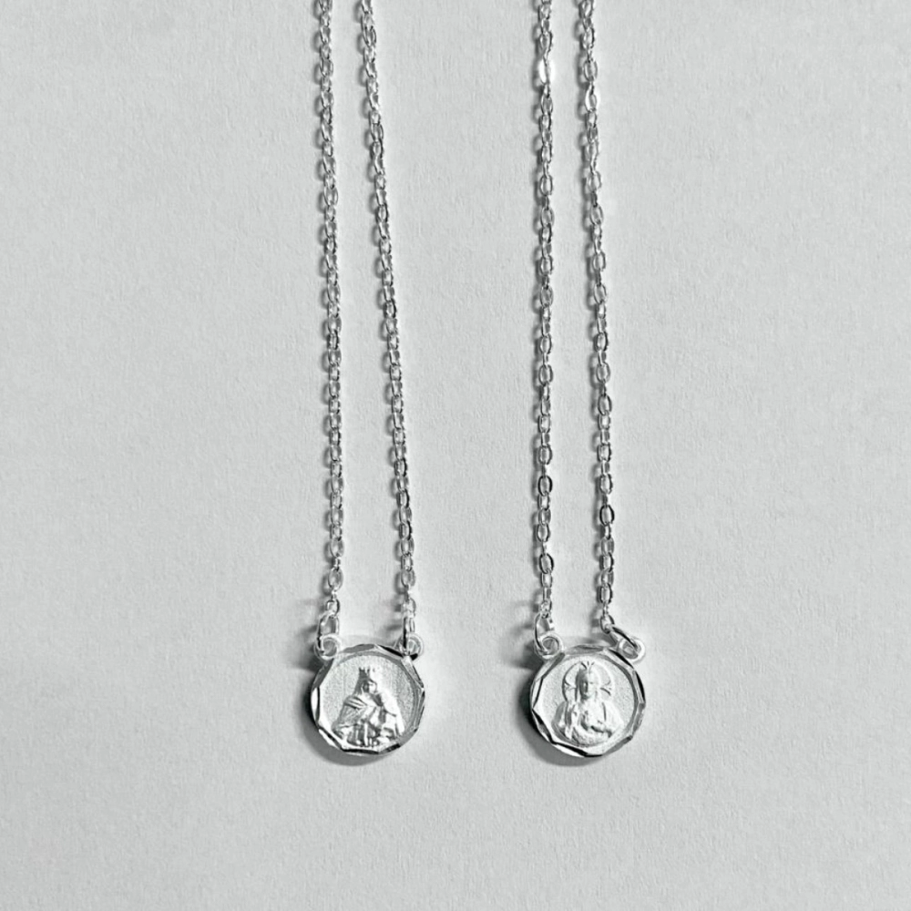 Escapulário Folheado a Prata Redondo Estampa Nossa Senhora do Carmo Escapulário Folheado a Prata Redondo Estampa Nossa Senhora do Carmo