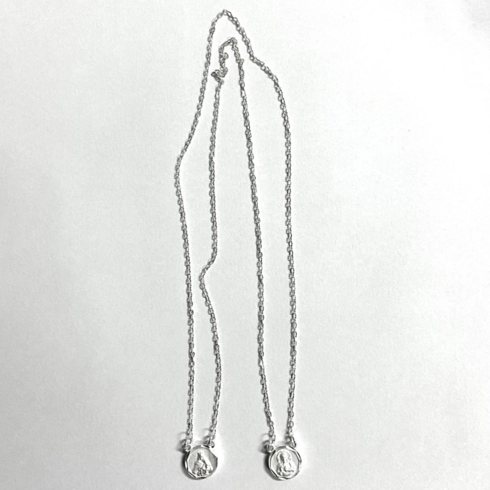 Escapulário Folheado a Prata Redondo Estampa Nossa Senhora do Carmo Escapulário Folheado a Prata Redondo Estampa Nossa Senhora do Carmo