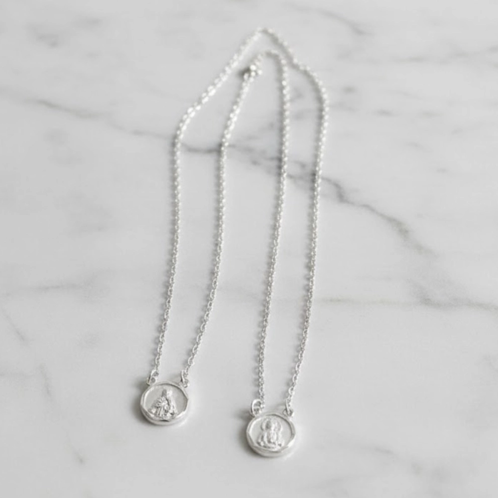 Escapulário Folheado a Prata Redondo Estampa Nossa Senhora do Carmo Escapulário Folheado a Prata Redondo Estampa Nossa Senhora do Carmo