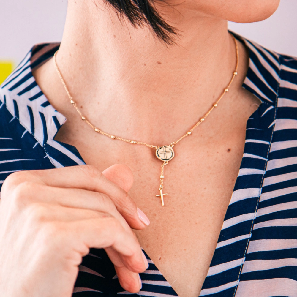 Gargantilha Dezena Medalha das Duas Cruzes - Semijoia Gargantilha Dezena Medalha das Duas Cruzes - Semijoia