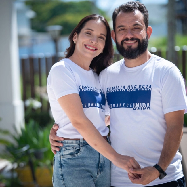 Baby Look Família que Reza Unida, Permanece Unida Baby Look Família que Reza Unida, Permanece Unida