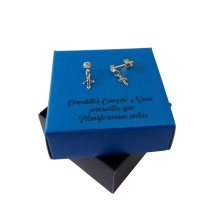 Brinco Cruz Vazada com Strass 9 mm Brinco Cruz Vazada com Strass 9 mm