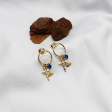 Brinco Nossa Senhora Aparecida, Cruz e Cristal Azul Brinco Nossa Senhora Aparecida, Cruz e Cristal Azul