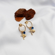 Brinco Nossa Senhora Aparecida, Cruz e Cristal Azul Brinco Nossa Senhora Aparecida, Cruz e Cristal Azul