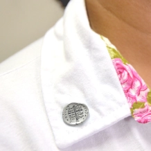 Broche Medalha das Duas Cruzes - Cor Prata Broche Medalha das Duas Cruzes - Cor Prata