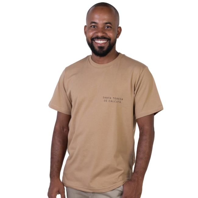 Camiseta As Mãos Que Ajudam São Mais Sagradas do Que os Lábios Que Rezam - Santa Teresa de Calcutá Camiseta As Mãos Que Ajudam São Mais Sagradas do Que os Lábios Que Rezam - Santa Teresa de Calcutá