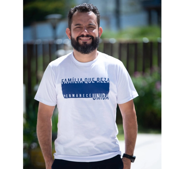 Camiseta Família que Reza Unida, Permanece Unida