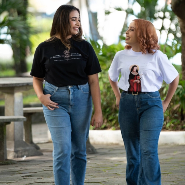 Camiseta Feminina Deus não Poderia me Inspirar Desejos Irrealizáveis - Santa Teresinha 