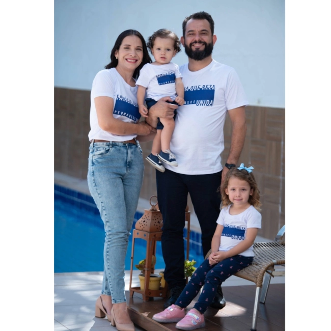 Camiseta Infantil Família que Reza Unida, Permanece Unida