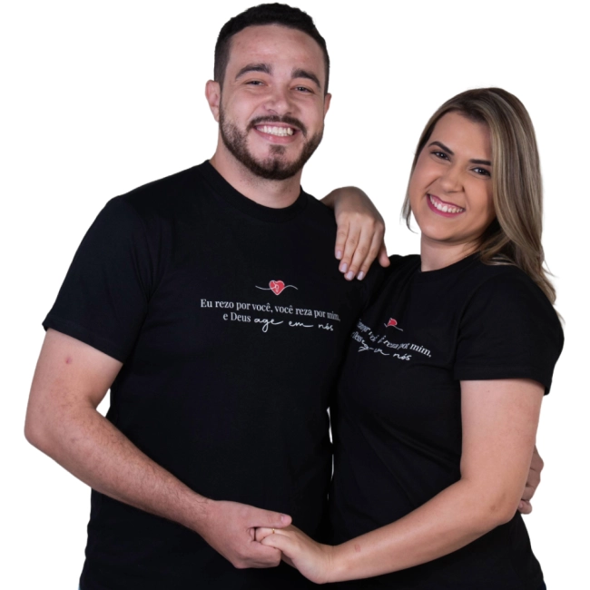 Camiseta Namorados - Eu Rezo Por Você, Você Reza Por Mim e Deus Age Em Nós Camiseta Namorados - Eu Rezo Por Você, Você Reza Por Mim e Deus Age Em Nós
