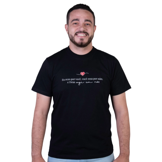 Camiseta Namorados - Eu Rezo Por Você, Você Reza Por Mim e Deus Age Em Nós Camiseta Namorados - Eu Rezo Por Você, Você Reza Por Mim e Deus Age Em Nós