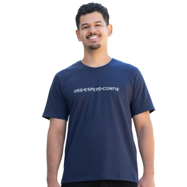 Camiseta Ore, Espere e Confie Camiseta Ore, Espere e Confie