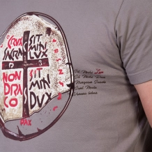 Camiseta Plus Size Medalha das Duas Cruzes - Cinza Pedra Camiseta Plus Size Medalha das Duas Cruzes - Cinza Pedra