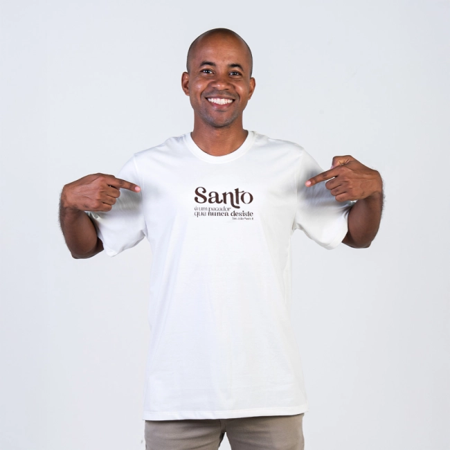 Camiseta Santo é um Pecador que Nunca Desiste