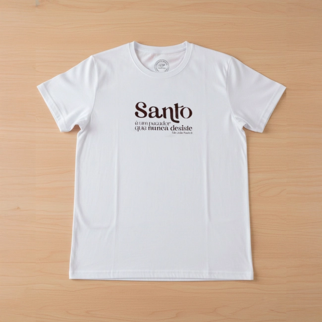 Camiseta Santo é um Pecador que Nunca Desiste