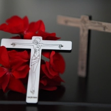 Crucifixo "Vinde, Ó Deus em meu auxílio" - Branco Crucifixo "Vinde, Ó Deus em meu auxílio" - Branco