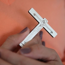 Crucifixo "Vinde, Ó Deus em meu auxílio" - Branco Crucifixo "Vinde, Ó Deus em meu auxílio" - Branco