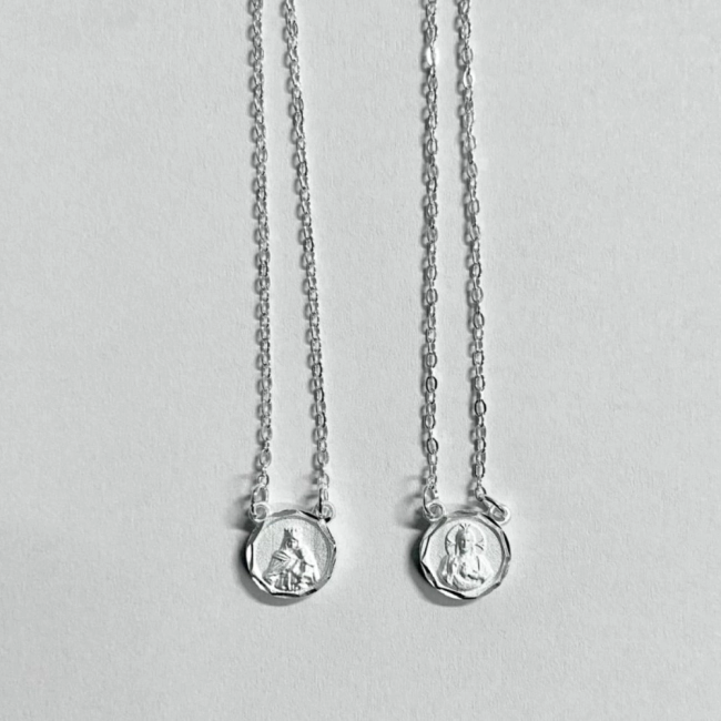 Escapulário Folheado a Prata Redondo Estampa Nossa Senhora do Carmo Escapulário Folheado a Prata Redondo Estampa Nossa Senhora do Carmo