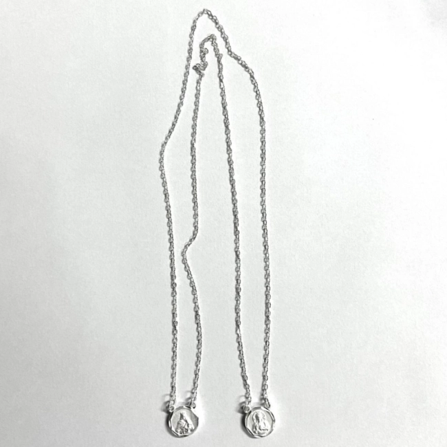 Escapulário Folheado a Prata Redondo Estampa Nossa Senhora do Carmo Escapulário Folheado a Prata Redondo Estampa Nossa Senhora do Carmo