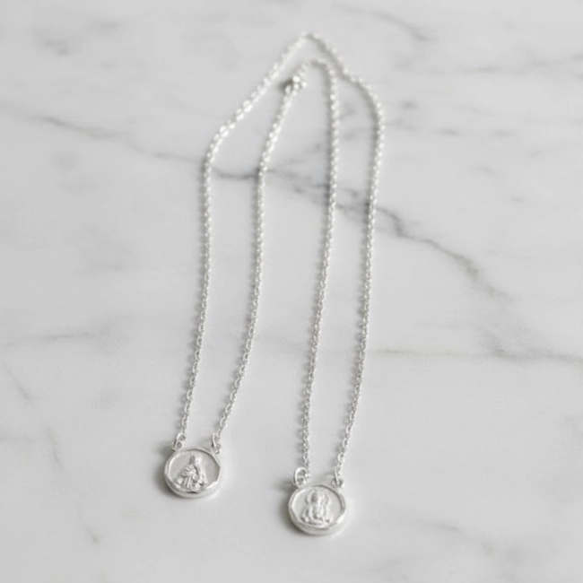 Escapulário Folheado a Prata Redondo Estampa Nossa Senhora do Carmo Escapulário Folheado a Prata Redondo Estampa Nossa Senhora do Carmo