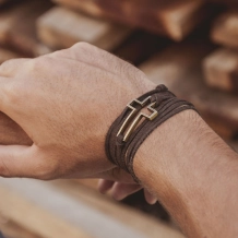 Pulseira Jovem Cristão Marrom Cruz Vazada