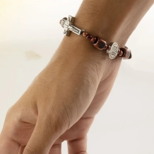 Pulseira Medalha Duas Cruzes Contas Vermelha Pulseira Medalha Duas Cruzes Contas Vermelha