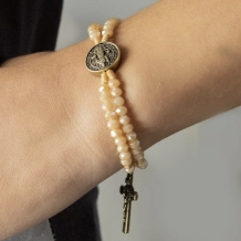 Pulseira Terço Cristal São Bento - Contas de Cristal Bege Pulseira Terço Cristal São Bento - Contas de Cristal Bege