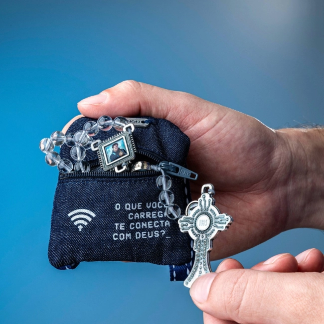 Terço Carlo Acutis Cristal Vidro com Mochila Wifi